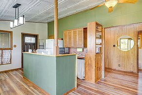 < 1 Mi to Tuttle Creek Lake: Cabin w/ 2 Kayaks!