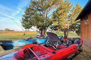 < 1 Mi to Tuttle Creek Lake: Cabin w/ 2 Kayaks!
