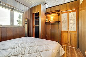 < 1 Mi to Tuttle Creek Lake: Cabin w/ 2 Kayaks!