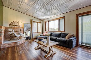 < 1 Mi to Tuttle Creek Lake: Cabin w/ 2 Kayaks!