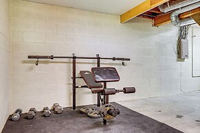 < 1 Mi to Tuttle Creek Lake: Cabin w/ 2 Kayaks!