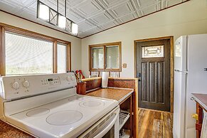 < 1 Mi to Tuttle Creek Lake: Cabin w/ 2 Kayaks!