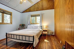 < 1 Mi to Tuttle Creek Lake: Cabin w/ 2 Kayaks!