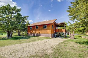 < 1 Mi to Tuttle Creek Lake: Cabin w/ 2 Kayaks!