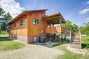 < 1 Mi to Tuttle Creek Lake: Cabin w/ 2 Kayaks!