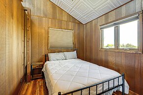 < 1 Mi to Tuttle Creek Lake: Cabin w/ 2 Kayaks!