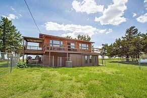 < 1 Mi to Tuttle Creek Lake: Cabin w/ 2 Kayaks!