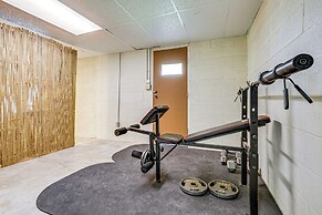 < 1 Mi to Tuttle Creek Lake: Cabin w/ 2 Kayaks!