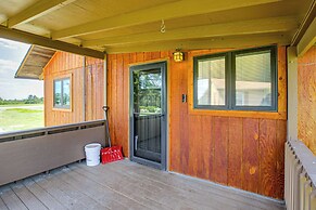 < 1 Mi to Tuttle Creek Lake: Cabin w/ 2 Kayaks!
