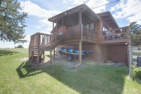 < 1 Mi to Tuttle Creek Lake: Cabin w/ 2 Kayaks!
