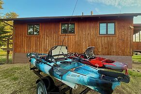 < 1 Mi to Tuttle Creek Lake: Cabin w/ 2 Kayaks!