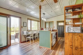 < 1 Mi to Tuttle Creek Lake: Cabin w/ 2 Kayaks!