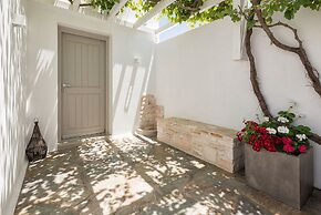 Michael Zeppos Studios, Naousa