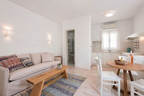 Michael Zeppos Studios, Naousa