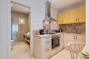 Michael Zeppos Studios, Naousa