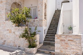 Michael Zeppos Studios, Naousa