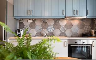 Michael Zeppos Studios, Naousa