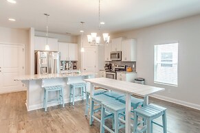 4 Mi to Beaches: Sleek Retreat in Ocean Isle Beach