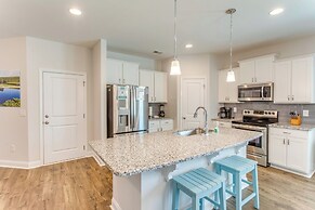 4 Mi to Beaches: Sleek Retreat in Ocean Isle Beach