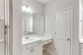 4 Mi to Beaches: Sleek Retreat in Ocean Isle Beach