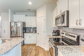 4 Mi to Beaches: Sleek Retreat in Ocean Isle Beach