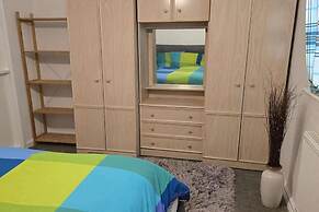 Milton Keynes - Sleeps 6 - Free Parking