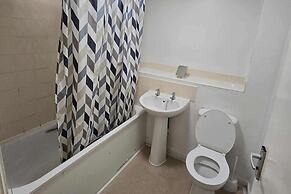 Milton Keynes - Sleeps 6 - Free Parking