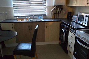 Milton Keynes - Sleeps 6 - Free Parking