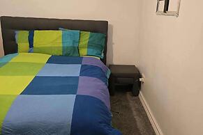 Milton Keynes - Sleeps 6 - Free Parking