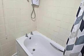 Milton Keynes - Sleeps 6 - Free Parking