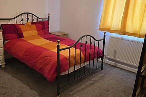 Milton Keynes - Sleeps 6 - Free Parking