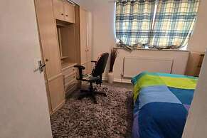 Milton Keynes - Sleeps 6 - Free Parking
