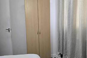 Milton Keynes - Sleeps 6 - Free Parking