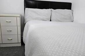 Milton Keynes - Sleeps 6 - Free Parking