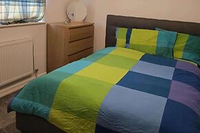 Milton Keynes - Sleeps 6 - Free Parking