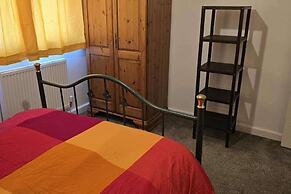 Milton Keynes - Sleeps 6 - Free Parking