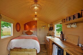 Shepherds Hut in Llyn With Snowdonia Views