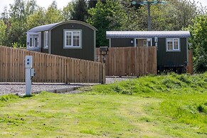 1B Deluxe Cabin - Free Parking, King-size Bed
