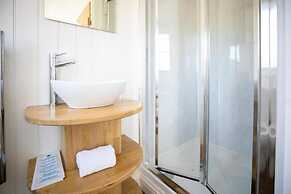 1B Deluxe Cabin - Free Parking, King-size Bed