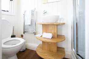 1B Deluxe Cabin - Free Parking, King-size Bed