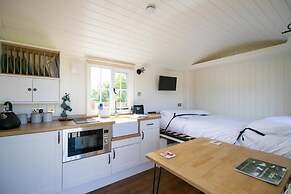 1B Deluxe Cabin - Free Parking, King-size Bed