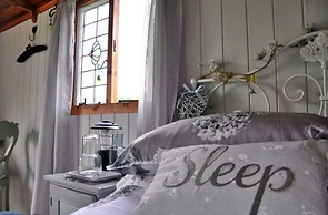 Shepherd's Hut in Romsey With Fire Pit