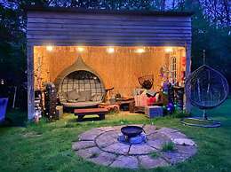 Shepherd's Hut in Romsey With Fire Pit