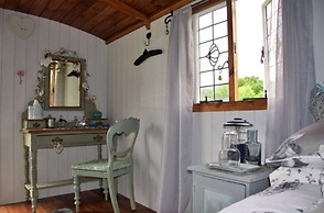 Shepherd's Hut in Romsey With Fire Pit