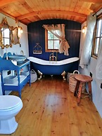 Shepherd's Hut in Romsey With Fire Pit