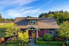 Sunny Backyard, Fireplace, Coastal Access in Peaceful Neighborhood Nea