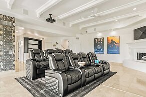 Luxury Desert Estate Pool, Theater, Chefs Kitchen, and Minutes From Ol
