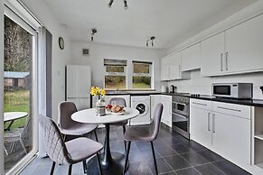 Cottage by Loch With Stunning Views