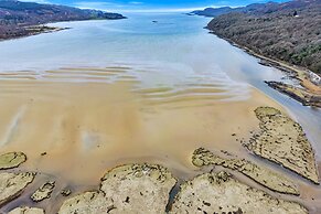 Cottage by Loch With Stunning Views