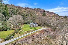 Cottage by Loch With Stunning Views